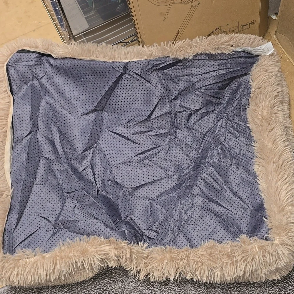 A2/Lot of three Pet Bedding